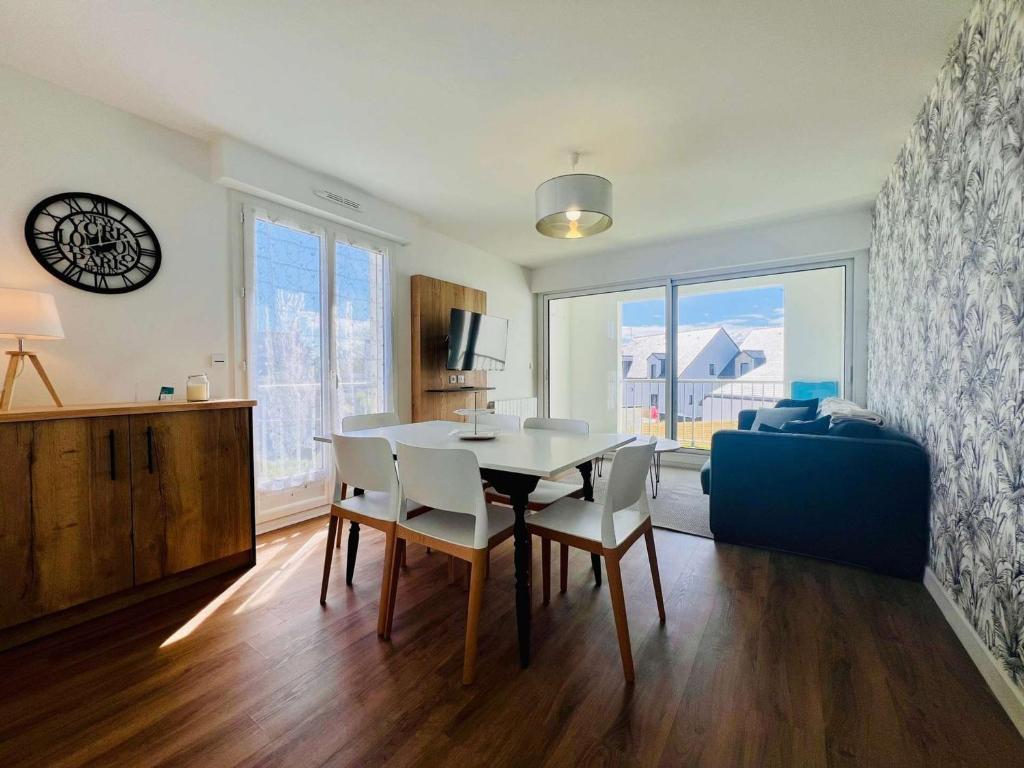 une salle à manger avec une table, des chaises et un canapé dans l'établissement Appartement Rénové de 48m² à Quiberon - Proche Plage, Parking Privé, Loggia Exposée Sud, 4 Pers. - FR-1-478-283, à Quiberon