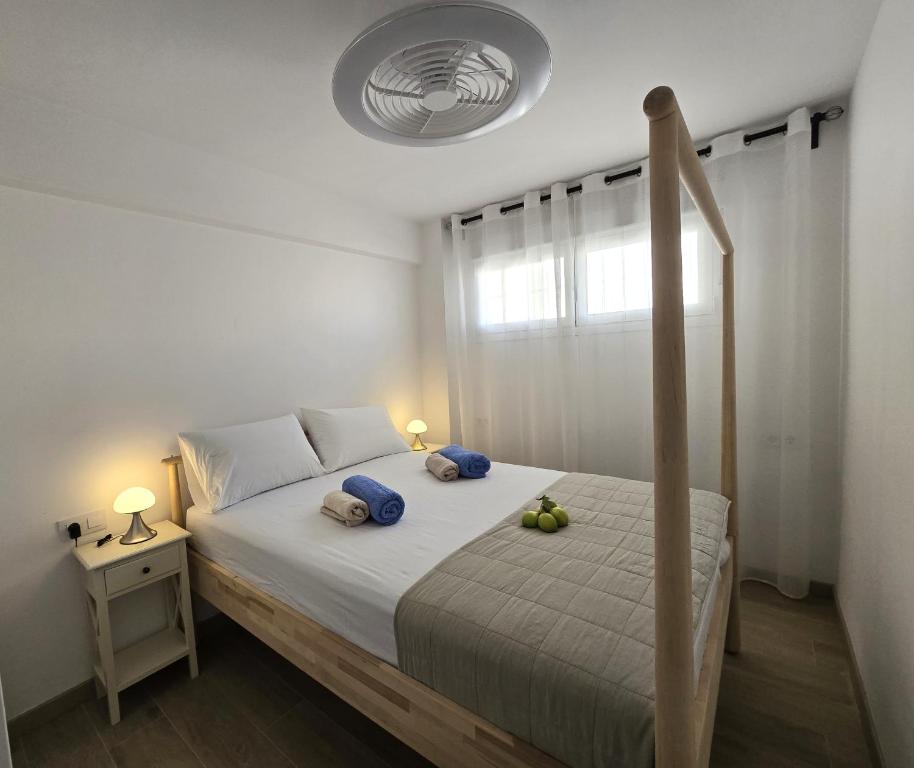 a bedroom with a bed with two fruits on it at Apartamento Mar y Paz 15 in Calpe
