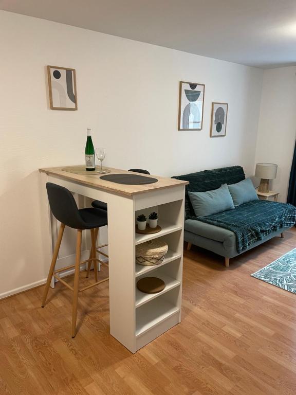 een woonkamer met een tafel en een bank bij Cozy aux 3 frontières in Sierck-les-Bains