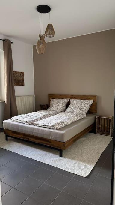 Un pat sau paturi într-o cameră la UpperRoom - Nürnberg