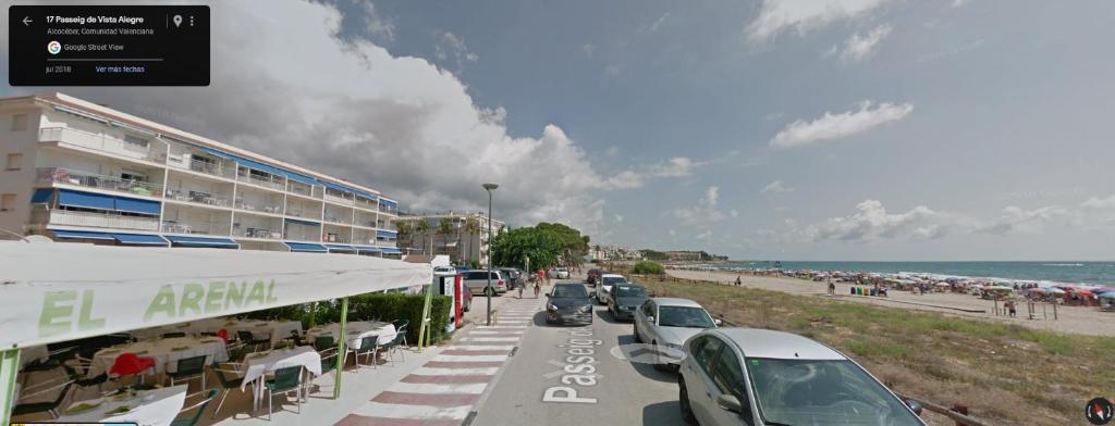 une rue avec des voitures garées à côté de la plage dans l'établissement Apartamento Alcocebre Rentalholidays ref 067, à Alcossebre