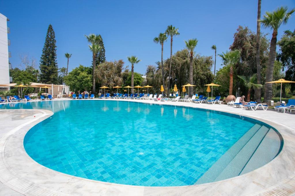 Bazén v ubytování Papouis Protaras Hotel nebo v jeho okolí