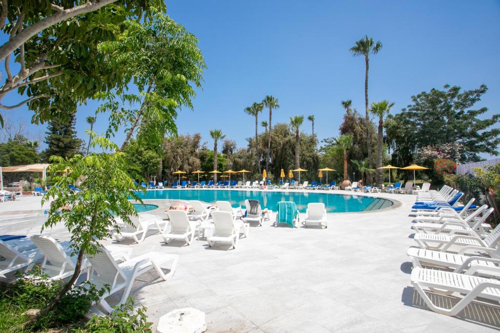 Bazén v ubytování Papouis Protaras Hotel nebo v jeho okolí