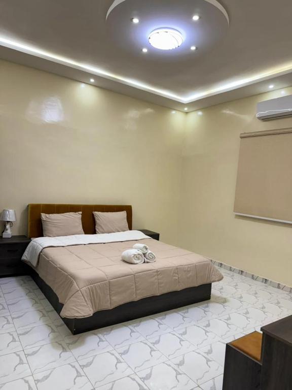 1 dormitorio con cama y pantalla de proyección en Studios VIP, en Nouakchott