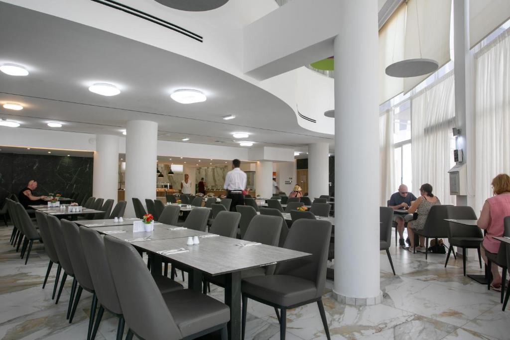 Restaurace v ubytování Papouis Protaras Hotel