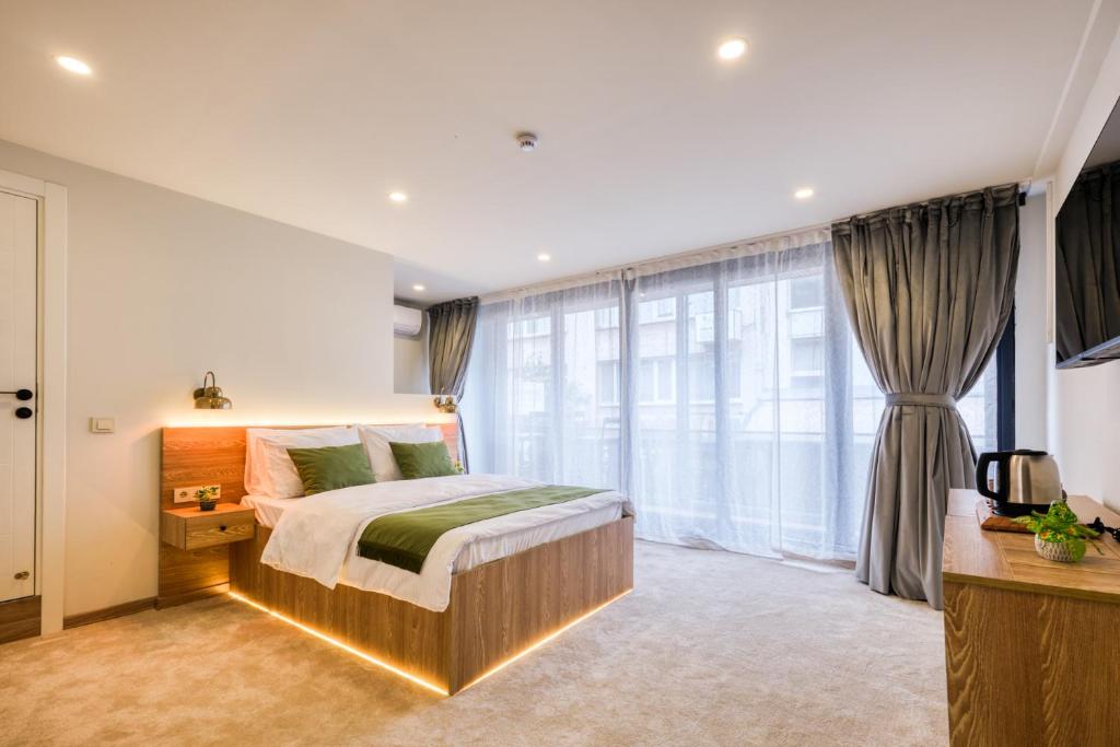 - une chambre avec un lit et une grande fenêtre dans l'établissement Elephant In The Room Hotel, à Istanbul