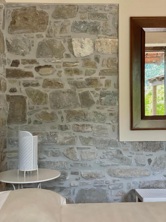 kamienna ściana w pokoju z lustrem w obiekcie Agriturismo Piano di Andrea w mieście Ostigliano