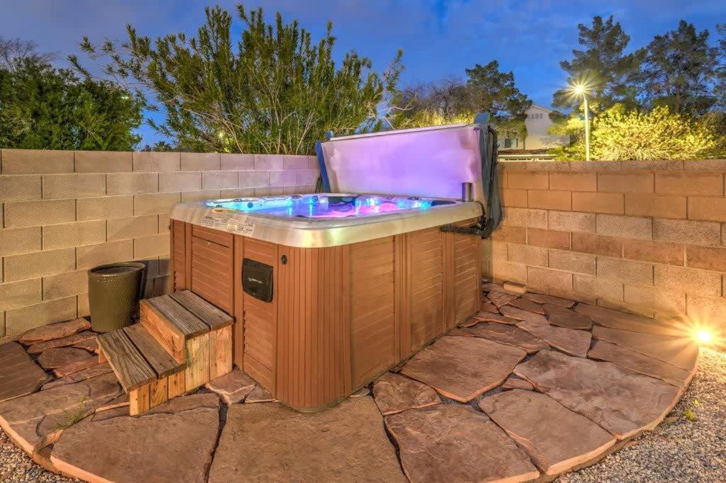 een hot tub in een achtertuin met een muur bij Cozy Henderson Home - Near Vegas Strip & Nature in Las Vegas