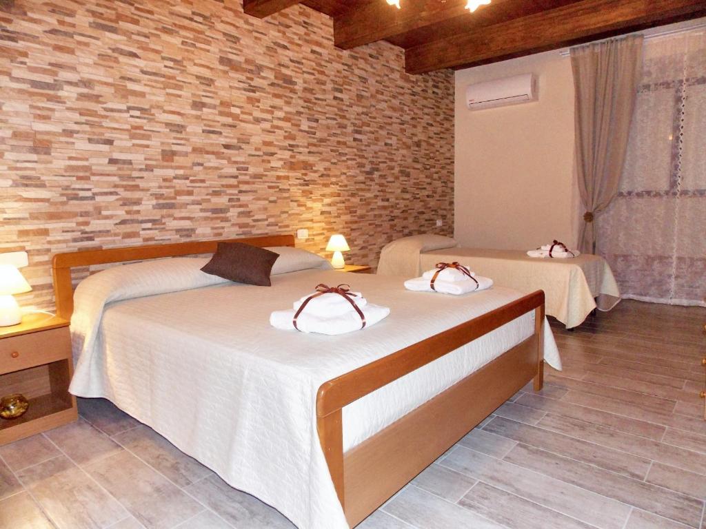 una camera con due letti e asciugamani di 3 bedrooms house with city view balcony and wifi at Frascineto a Frascineto