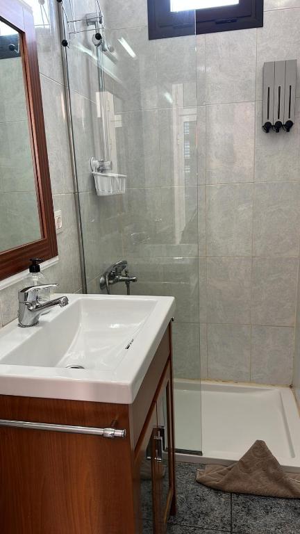 A bathroom at Central Seaview Apartment Puerto del Carmen