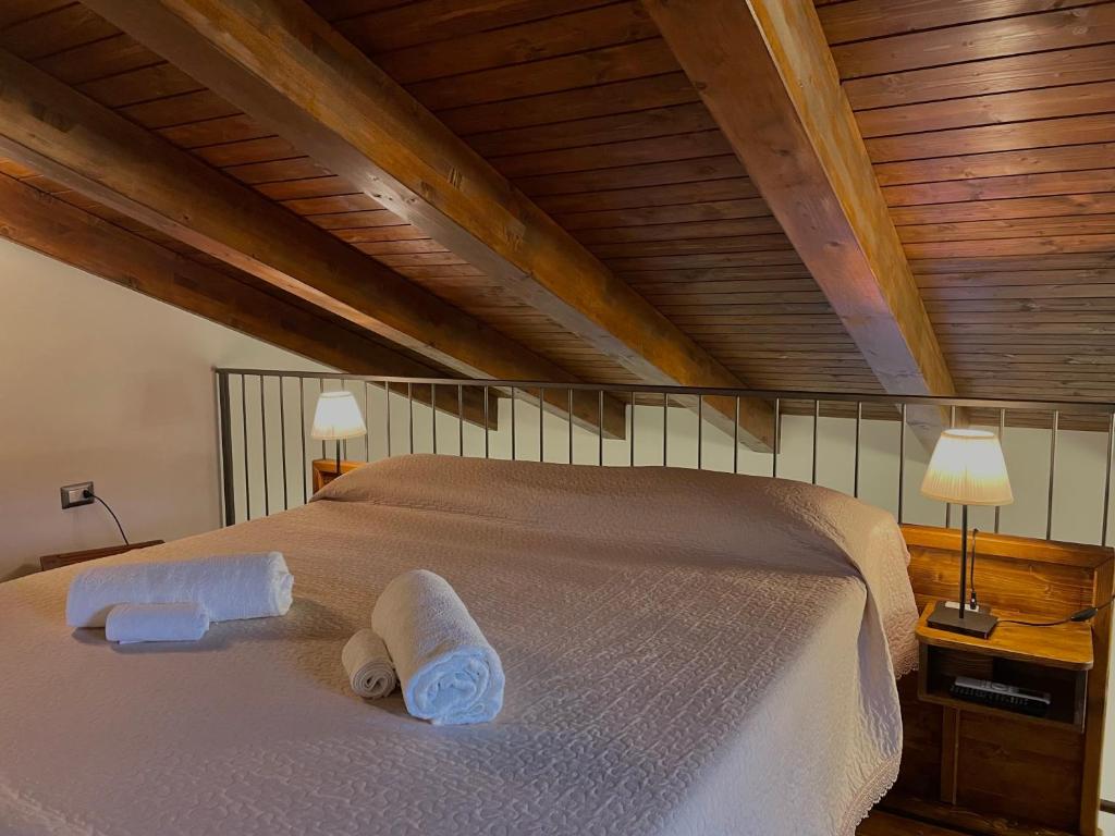 1 dormitorio con 1 cama con 2 toallas en Agriturismo Piano di Andrea, en Ostigliano