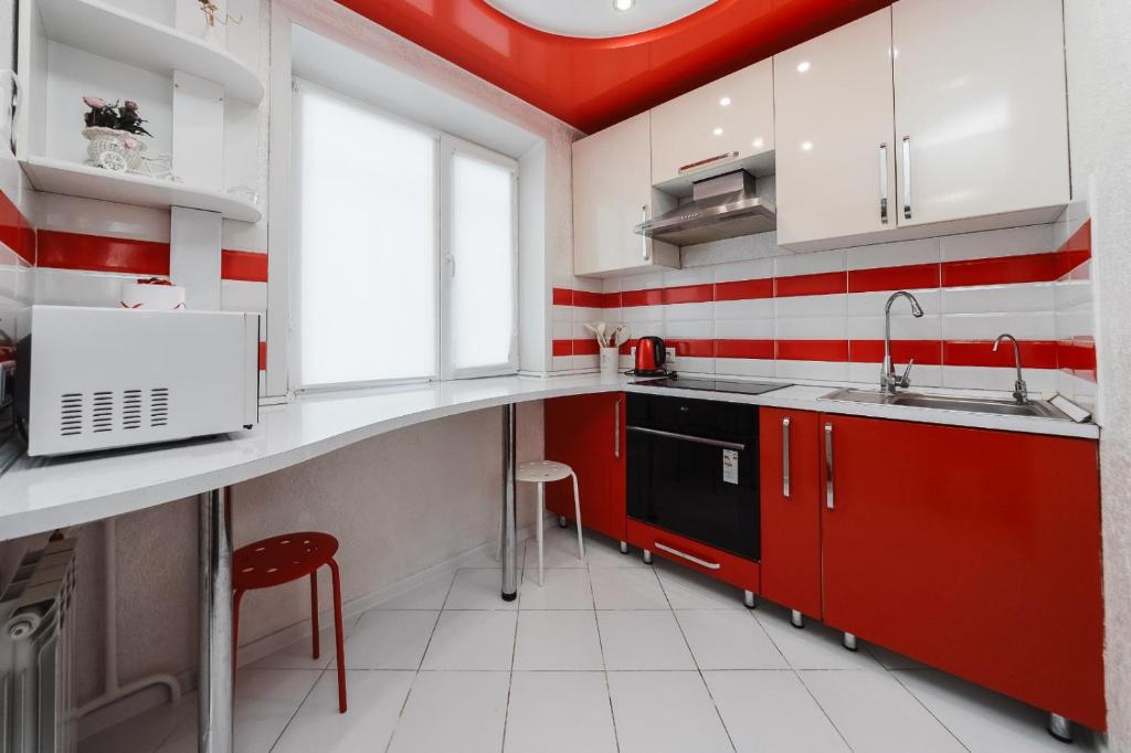 Η κουζίνα ή μικρή κουζίνα στο Двухкомнатные апартаменты на улице Катаева, дом 20