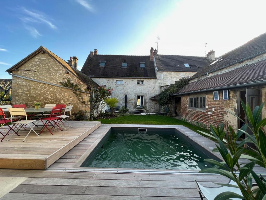 uma piscina no quintal de uma casa em Maison de Campagne by La Boîte En Plus em Senlis