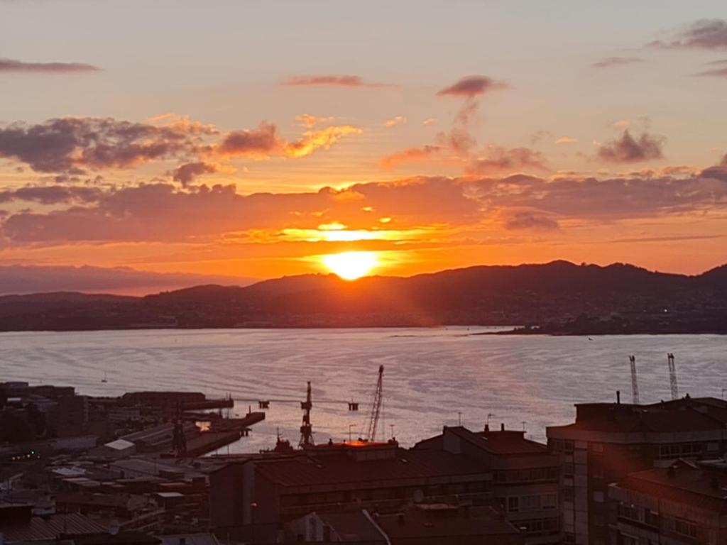 una puesta de sol sobre un gran cuerpo de agua en Fabuloso Apartamento con vistas a la ria de Vigo, en Vigo