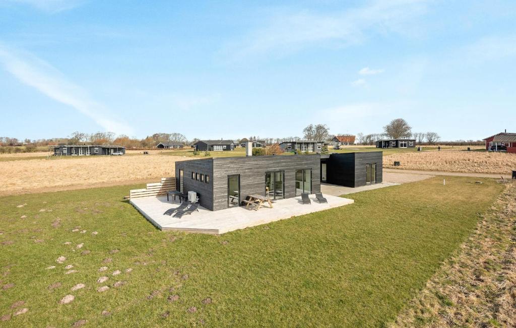 una representación de una casa negra en un campo en Beautiful Home In Haderslev With Kitchen en Haderslev