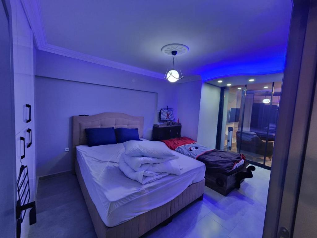 1 dormitorio con 2 camas y techo púrpura en Strandhaus direkt am Meer en Mezitli