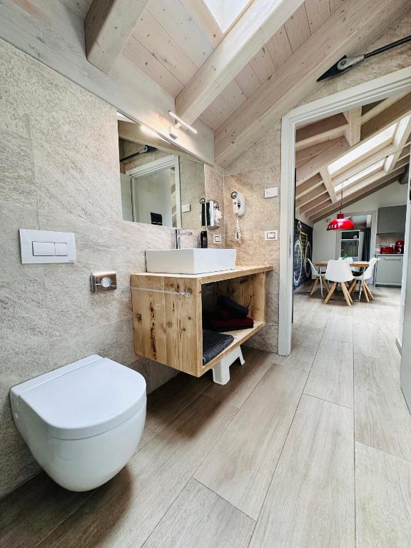 łazienka z toaletą i umywalką w obiekcie Casa Tosca - Holiday Home w orbole