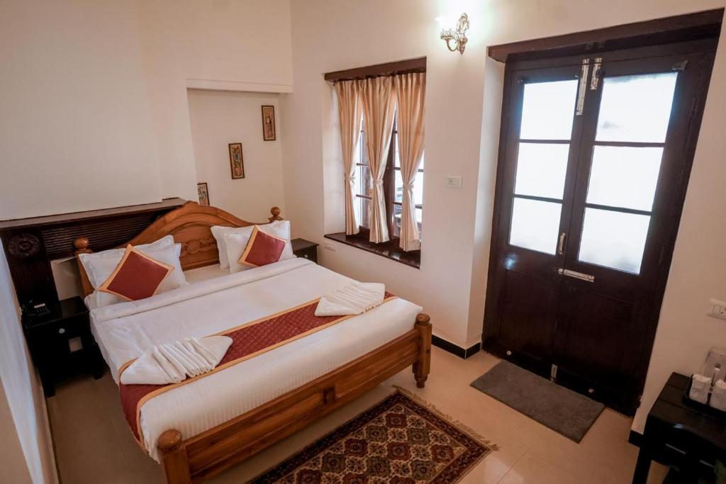 Postel nebo postele na pokoji v ubytování Lakefront Home Hotel