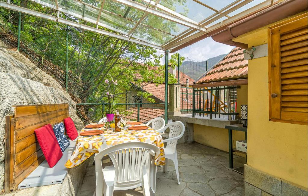 un patio con tavolo e sedie su un balcone di Casa Elvira a Savignone