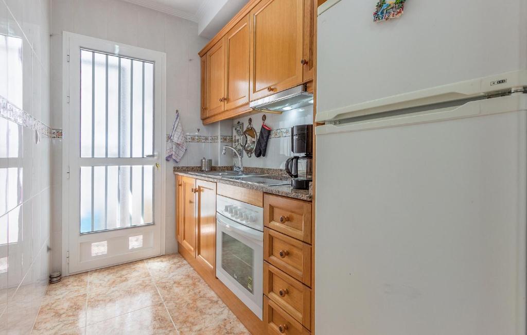 Kuchyňa alebo kuchynka v ubytovaní Cozy Apartment In Orihuela With Wifi
