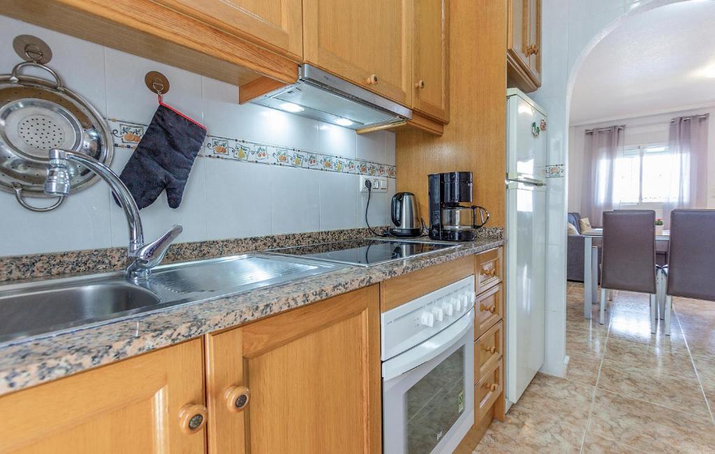 Kuchyňa alebo kuchynka v ubytovaní Cozy Apartment In Orihuela With Wifi