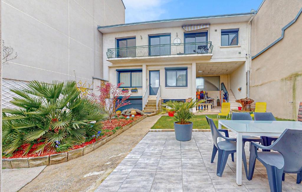 une table et des chaises devant une maison dans l'établissement Awesome Apartment In Limoges With Wifi, à Limoges