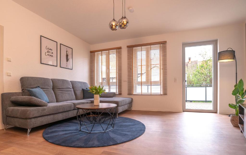 a living room with a couch and a table at 90 qm barrierefreies Apartment I Altstadt I Parkplatz in Quedlinburg