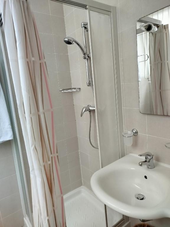 A bathroom at Hotel Silva Frontemare