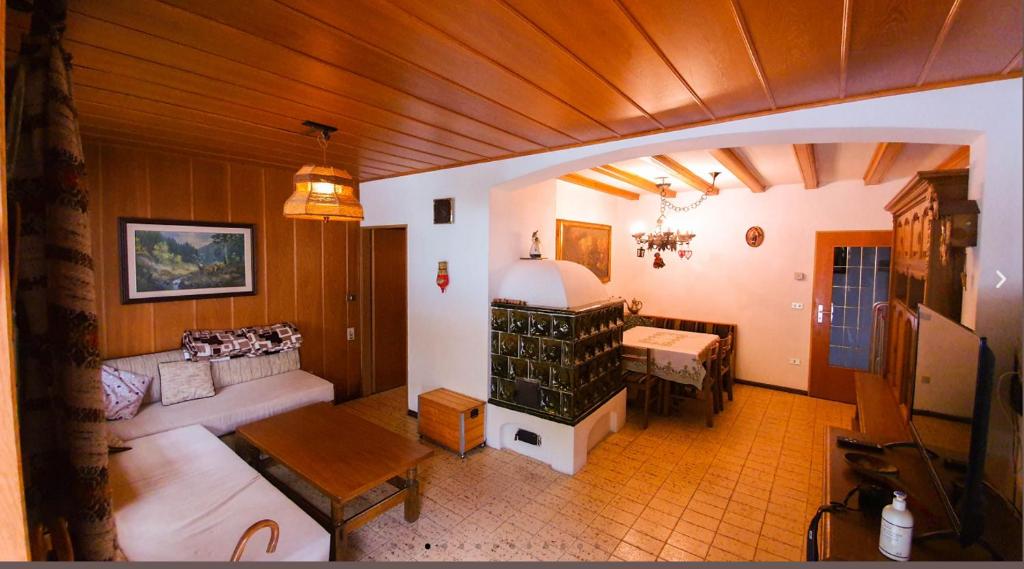 ein Wohnzimmer mit einem Sofa und einem Tisch in der Unterkunft Apartment Max in Mendel