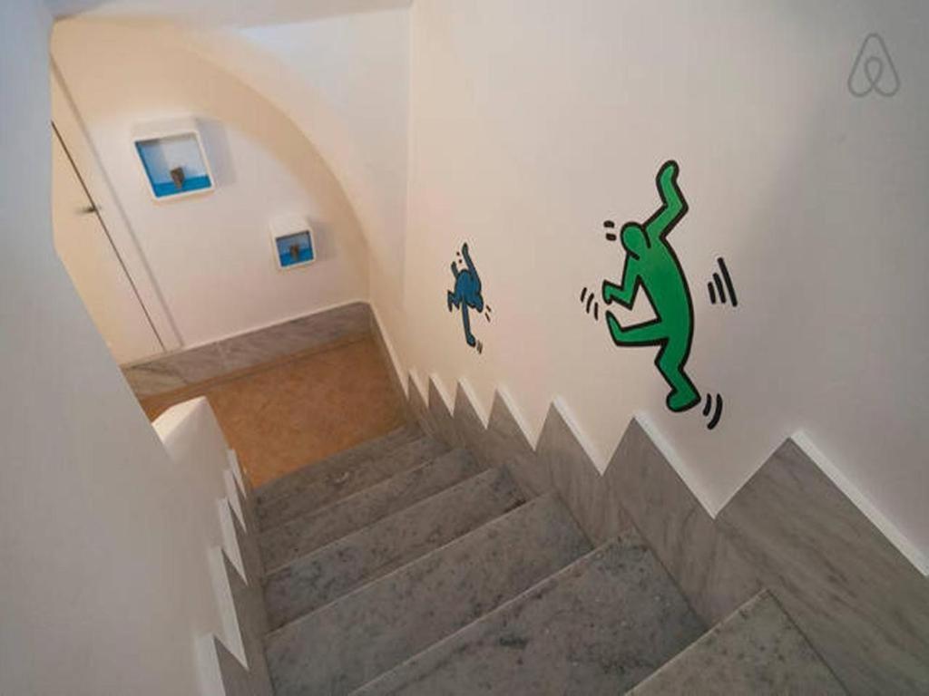 ガエータにあるCassiopeaの緑のトカゲの壁画が施された階段