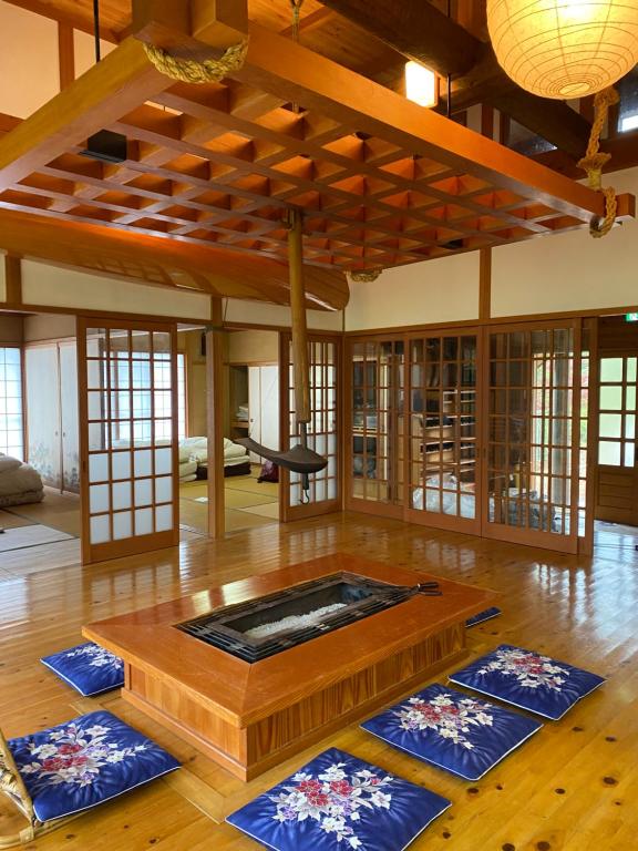 Irori 新山ふるさと体験館 في إينا: غرفة مع سجاد أزرق على الأرض