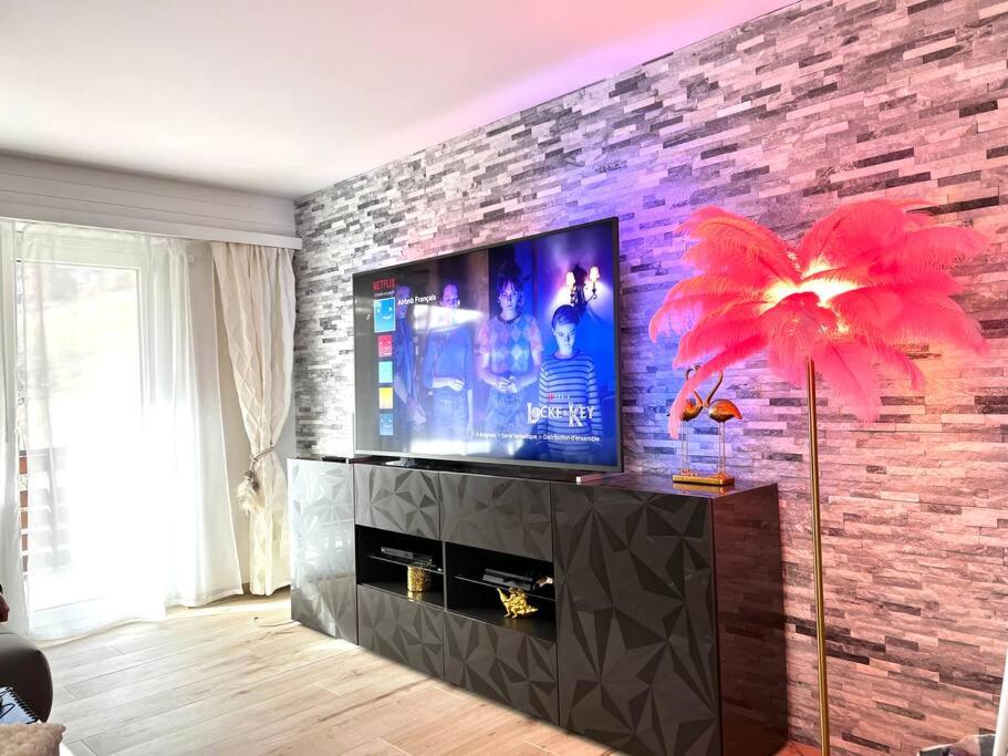 TV a/nebo společenská místnost v ubytování Valère II - appartement de 3,5 pièces de standing