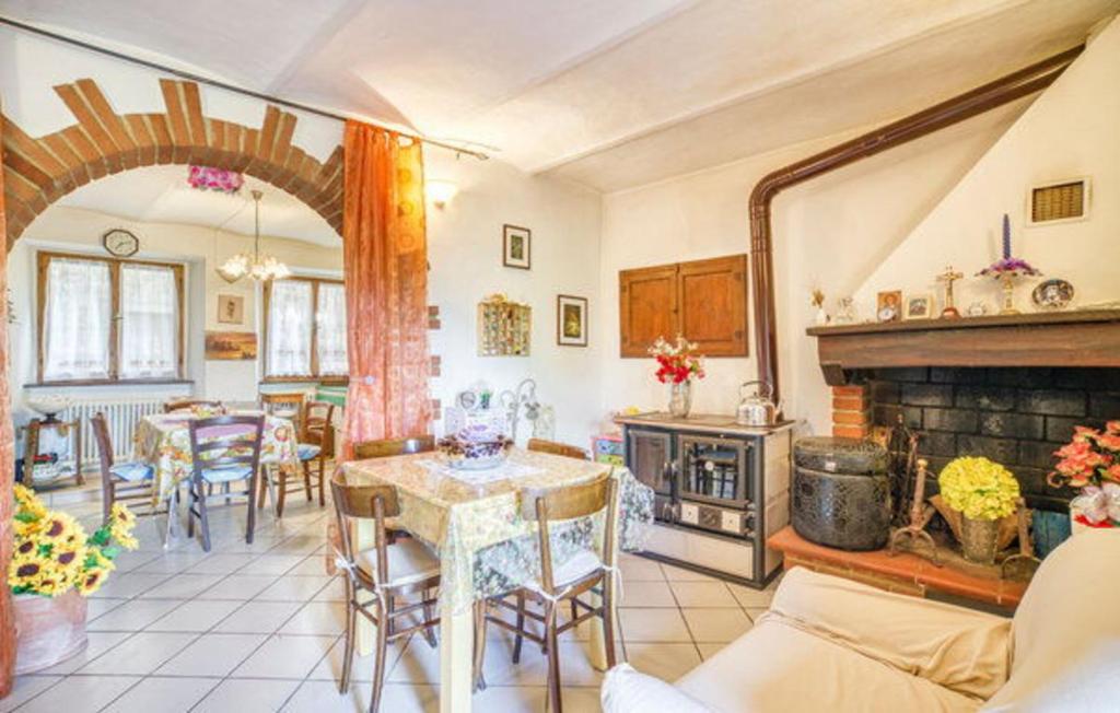 sala de estar con mesa y chimenea en Casa Vicolo Lugnano, en Città di Castello