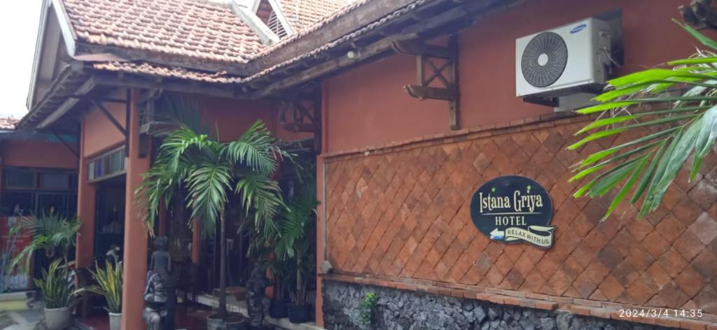 restauracja z znakiem na boku budynku w obiekcie Istana Griya 1 w mieście Surakarta