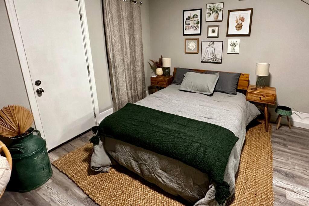 Postel nebo postele na pokoji v ubytování Boho Bungalow near TU/DT/Cherry St/Expo Center