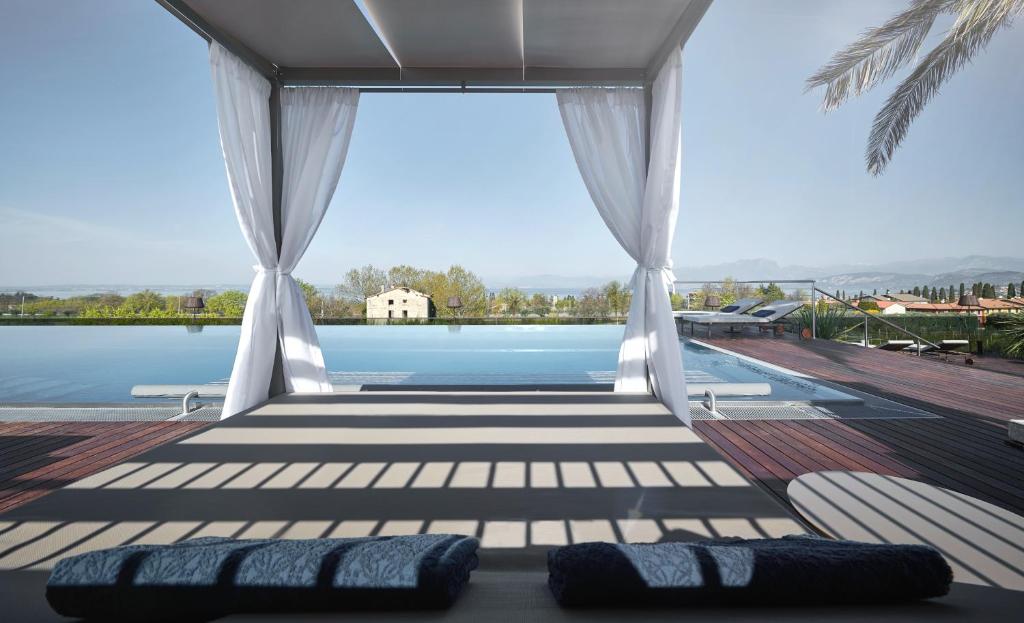 Bazén v ubytování Quellenhof Luxury Resort Lazise nebo v jeho okolí