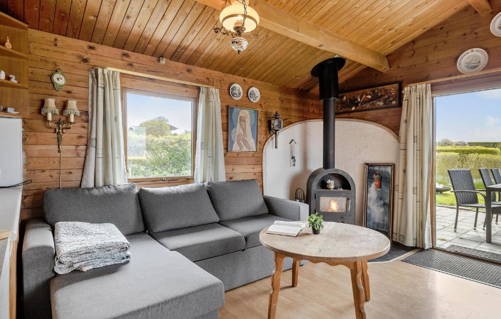 Posezení v ubytování Cozy Home In Bogense With Wifi