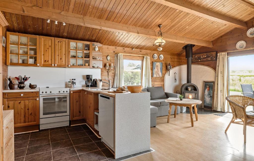 Kuchyň nebo kuchyňský kout v ubytování Cozy Home In Bogense With Wifi