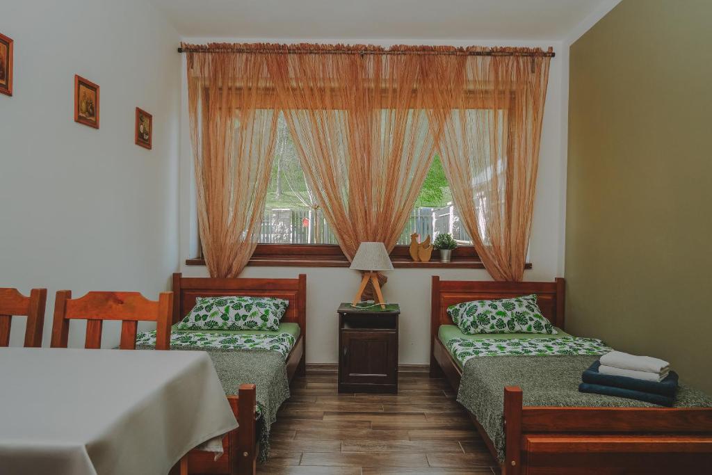 Llit o llits en una habitació de Noclegi nad Zalewem Bukówka