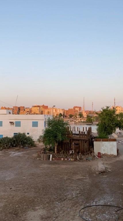 Blick auf eine Stadt mit Gebäuden und Bäumen in der Unterkunft Seif Kabir guest studio in Nag` el-Ramla