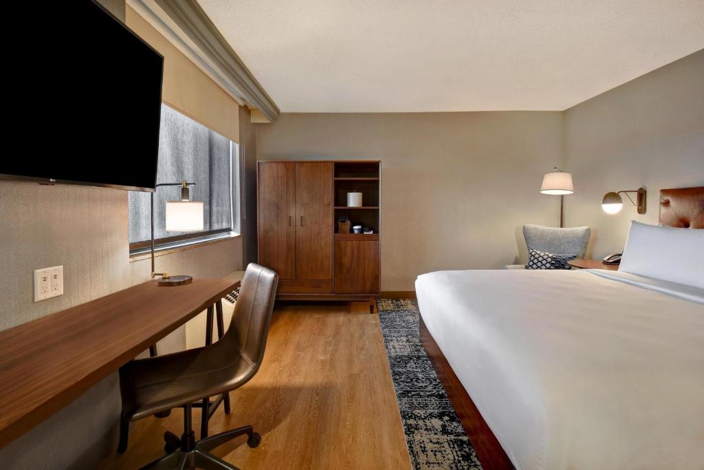 Postel nebo postele na pokoji v ubytování Four Points by Sheraton Boston Newton