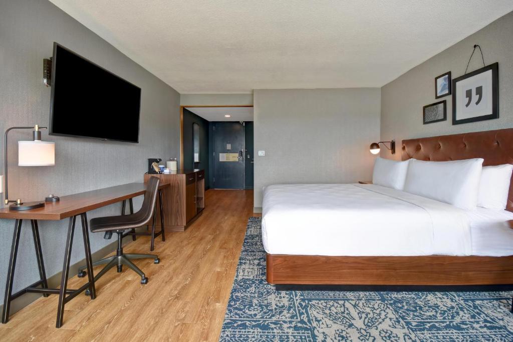 Postel nebo postele na pokoji v ubytování Four Points by Sheraton Boston Newton
