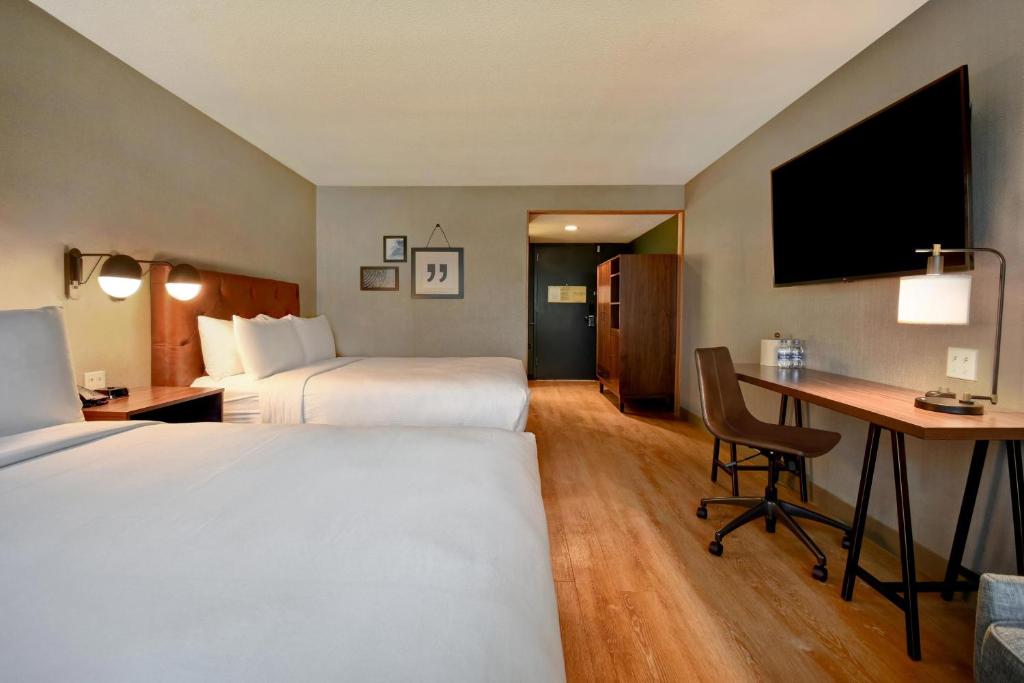 Postel nebo postele na pokoji v ubytování Four Points by Sheraton Boston Newton