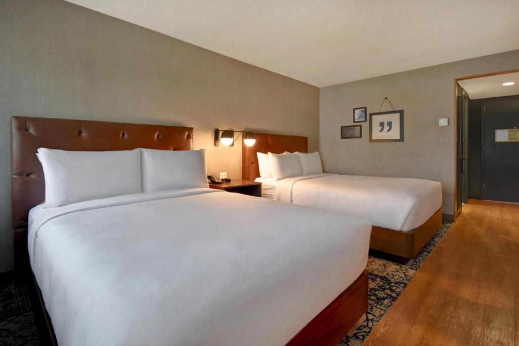 Postel nebo postele na pokoji v ubytování Four Points by Sheraton Boston Newton