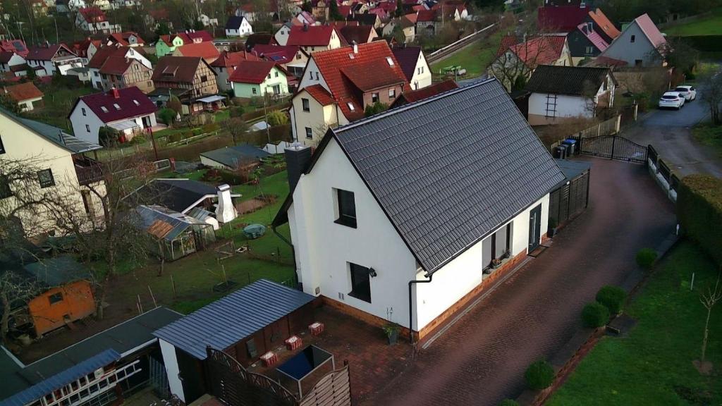 uma vista aérea de uma casa branca com telhados vermelhos em Ferienhaus Schmidt em Schmalkalden