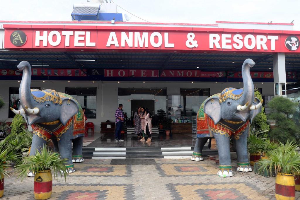 duas estátuas de elefantes em frente a um hotel em Hotel Anmol Resort em Indore