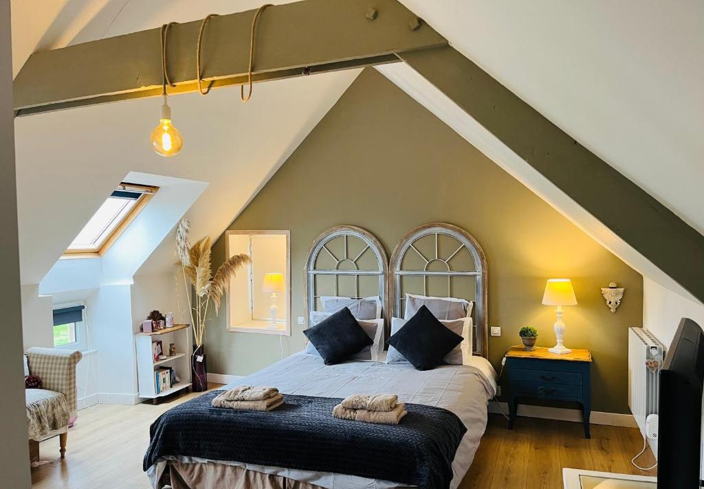 Posteľ alebo postele v izbe v ubytovaní Le 33 Maison de charme coeur Cotentin