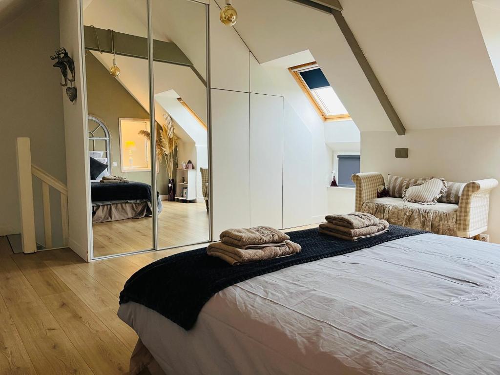 Posteľ alebo postele v izbe v ubytovaní Le 33 Maison de charme coeur Cotentin