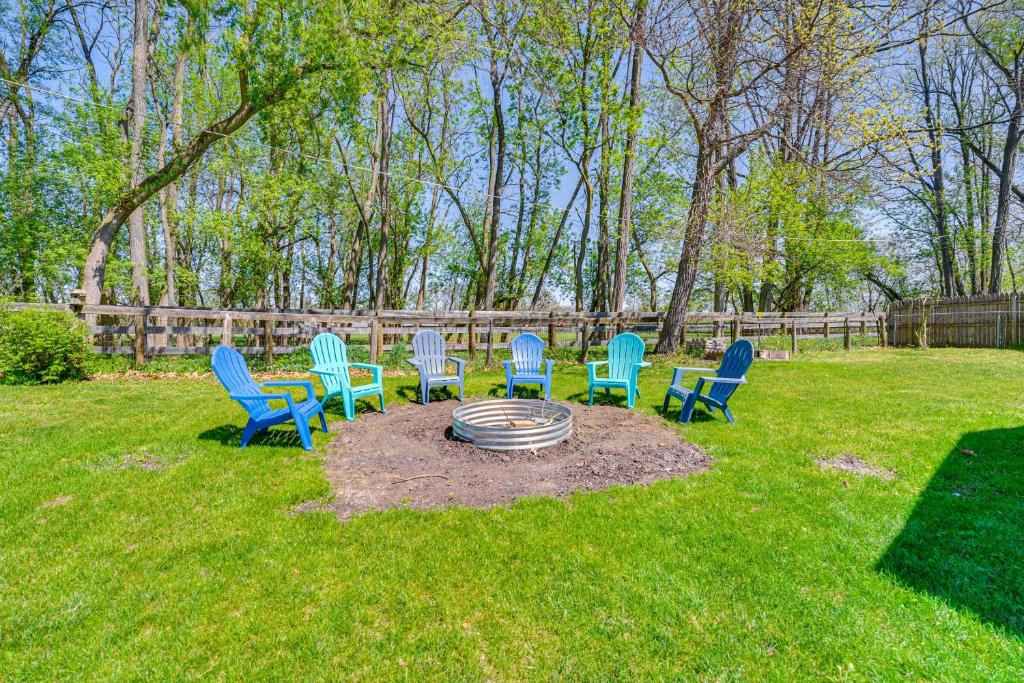 un grupo de sillas sentadas alrededor de una hoguera en un patio en White Lake Vacation Rental - Walk to Lake Access!, en Walled Lake