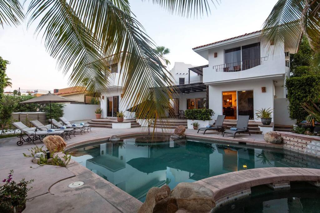 une maison avec une piscine en face d'une maison dans l'établissement Chris Villa La Jolla San José del Cabo, à San José del Cabo